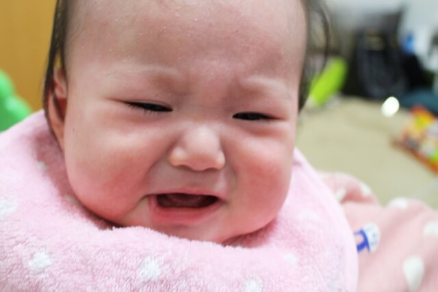 新生児は泣いても涙が出ない理由、赤ちゃんの涙はいつから？
