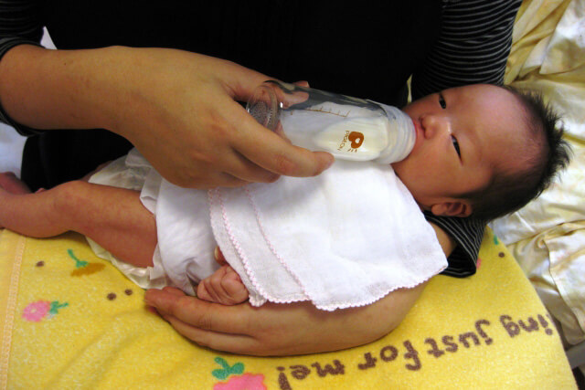 授乳後に母乳・ミルクを吐く原因は？吐き戻し対策とその後の処理