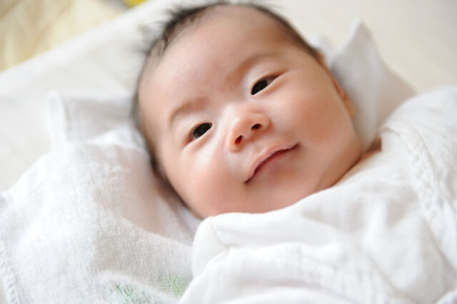 赤ちゃんはいつから笑う？生理的微笑・外発的微笑・社会的微笑の違い