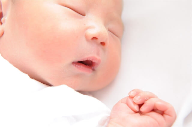 寝てるときも赤ちゃんが手をグーで握る理由は？いつから開く？