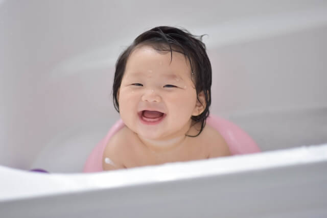 赤ちゃんがお風呂でうんち…後処理や浴槽の掃除は？消毒は必要？